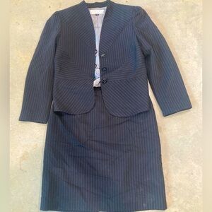 Tahari petite suit 8p blazer and skirt. Lined pinstripe Femine yet businesslike